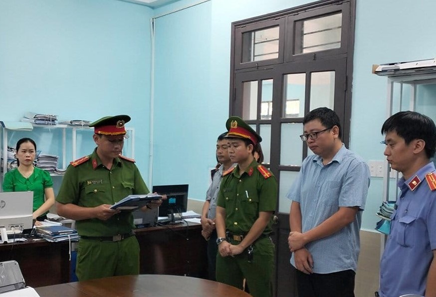 The authorities of Nui Thanh district, Quang Nam read the indictment order and temporarily detained the defendants. CACC photo