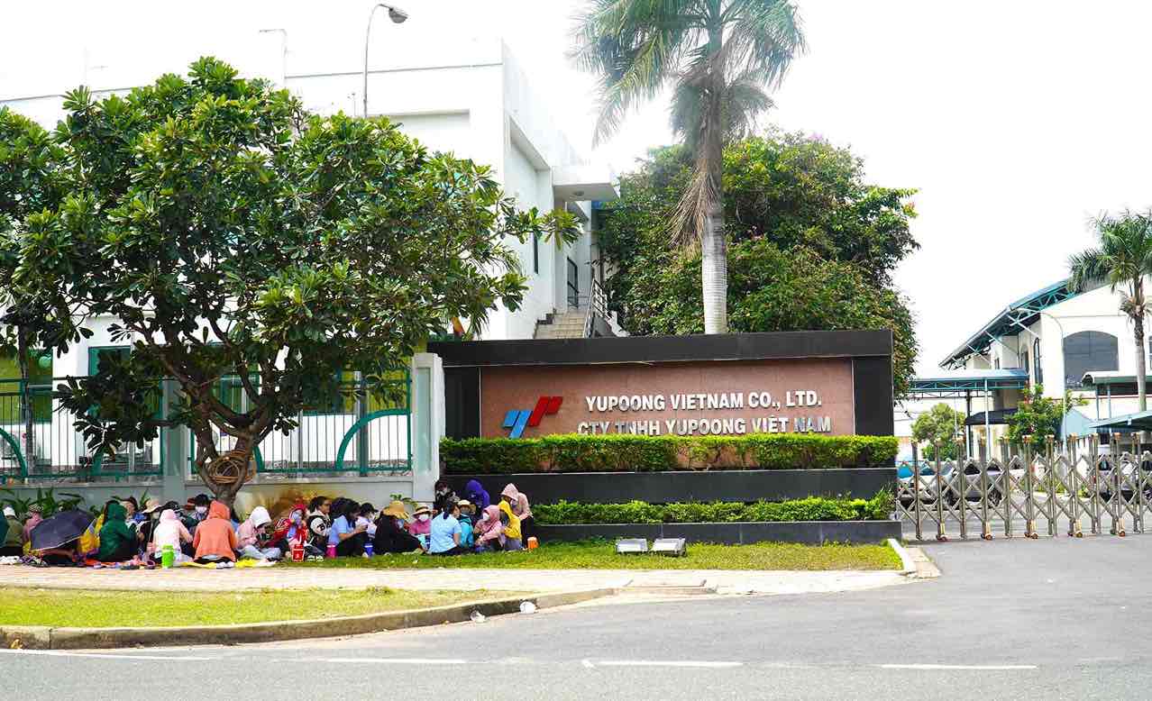 Công nhân Công ty TNHH Yupoong Việt Nam ngừng việc bước sang ngày thứ 5. Ảnh: HAC