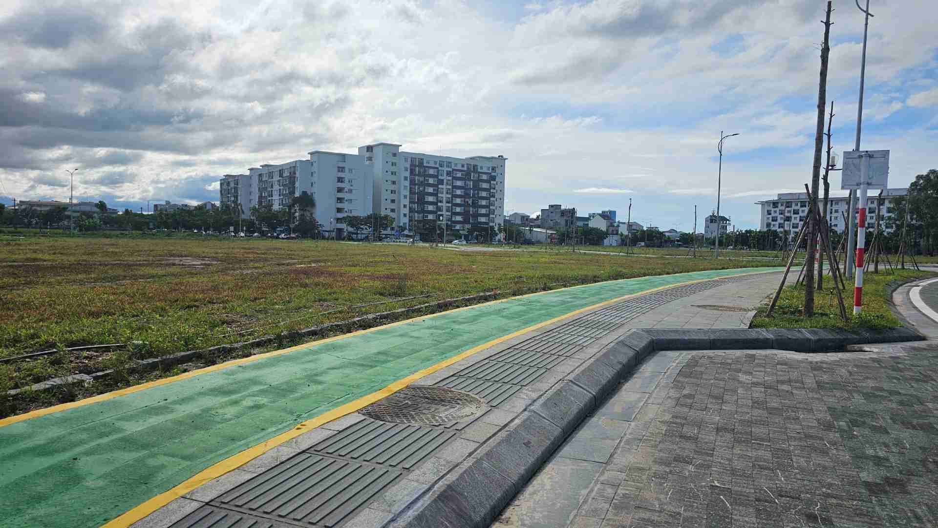 Currently, bicycle lane markings on sidewalks are mainly concentrated in the An Van Duong new urban area, with a total length of nearly 8km. Photo: Phuc Dat.