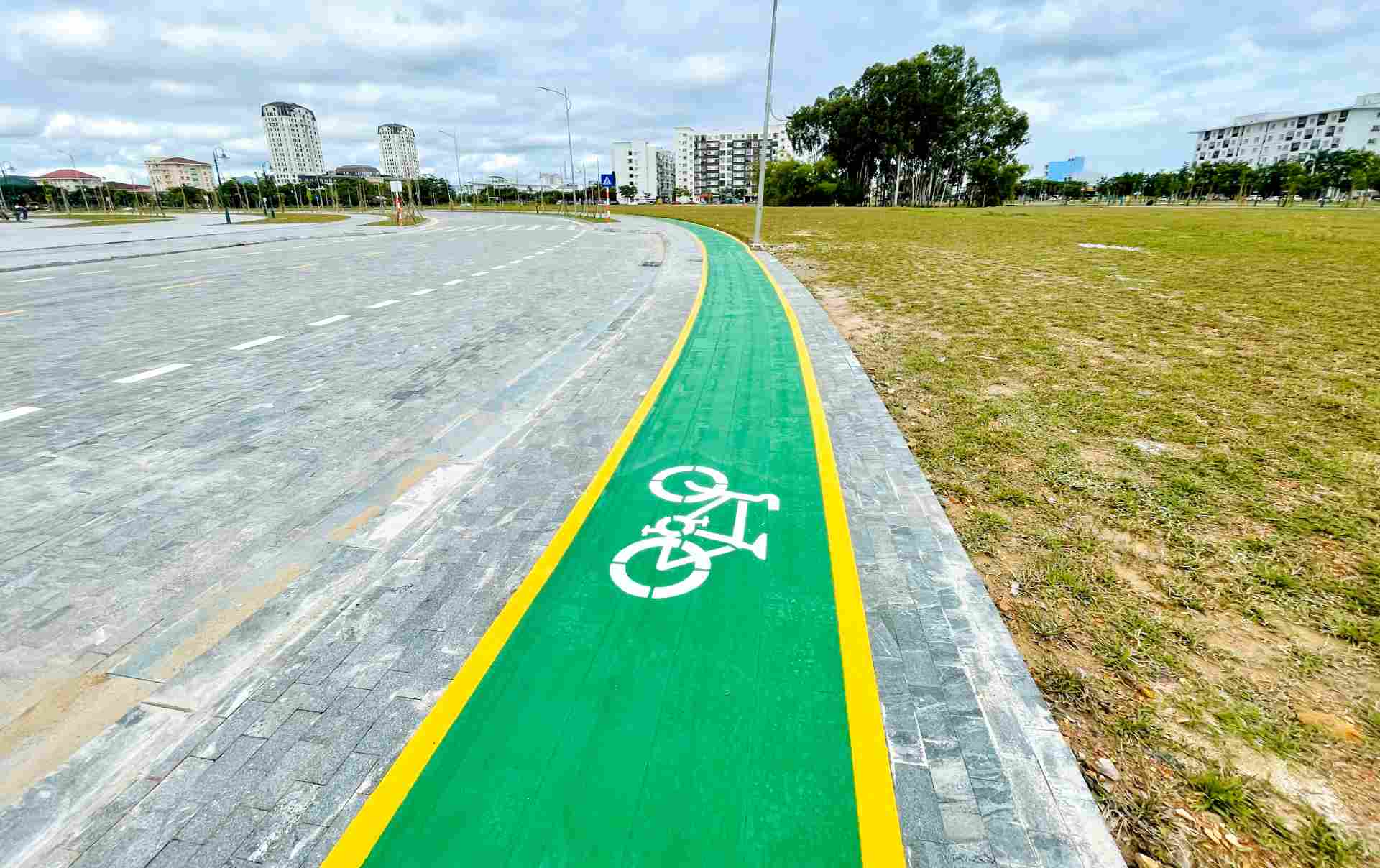 Painting the sidewalk not only creates a highlight but also helps people who regularly exercise by cycling have convenient and safe conditions. Photo: Phuc Dat.