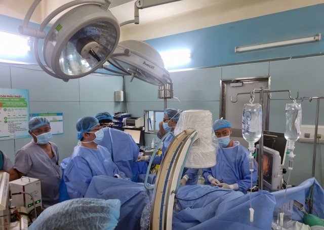 Bác sĩ phẫu thuật sỏi thận cho bệnh nhân. Ảnh: BVCC