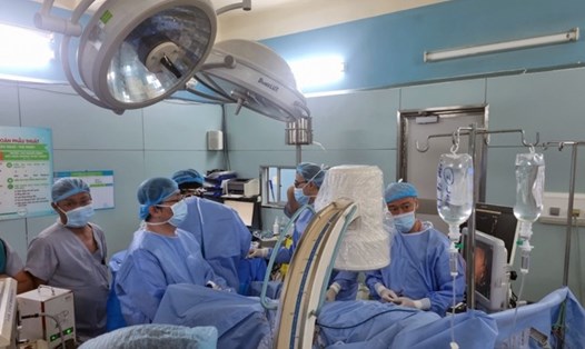 Bác sĩ phẫu thuật sỏi thận cho bệnh nhân. Ảnh: BVCC