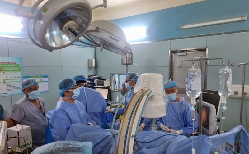 Bác sĩ phẫu thuật sỏi thận cho bệnh nhân. Ảnh: BVCC
