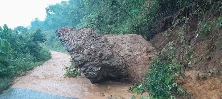 Đá lăn trên đường độc đạo ở xã vùng cao Đồng Ruộng, huyện Đà Bắc, tỉnh Hòa Bình. Ảnh: ĐVCC