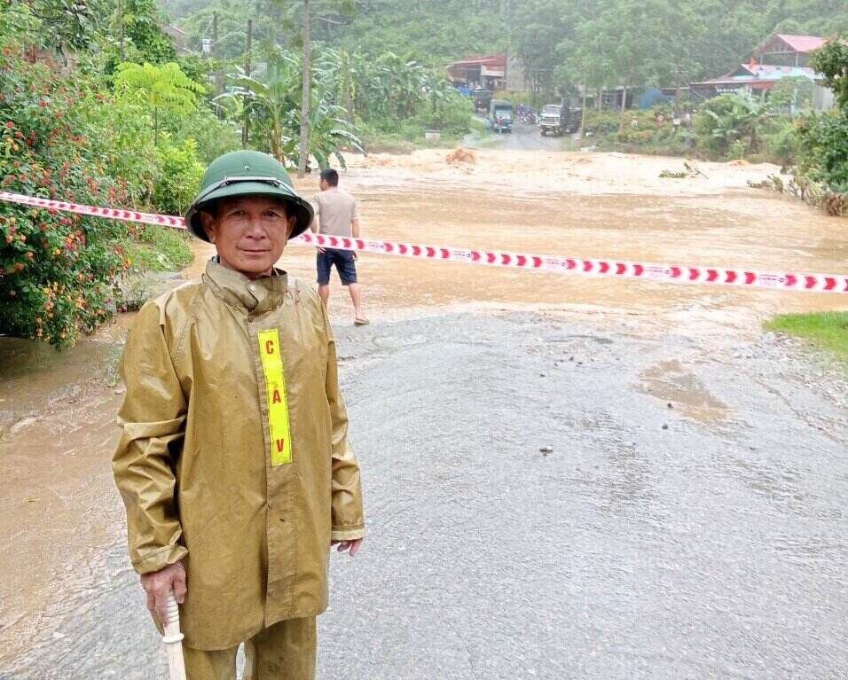 Flooding divided Provincial Road 101, the section passing through Quang Minh commune, Van Ho district. Photo: DVCC