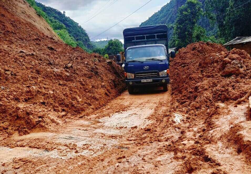 Sạt lở trên Quốc lộ 279D. Ảnh: ĐVCC