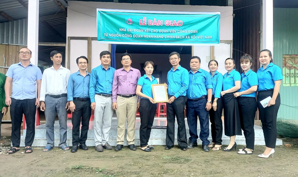 Đại diện LĐLĐ tỉnh Sóc Trăng trao nhà cho đoàn viên Hồng Thị Chi. Ảnh: LĐLĐ tỉnh Sóc Trăng