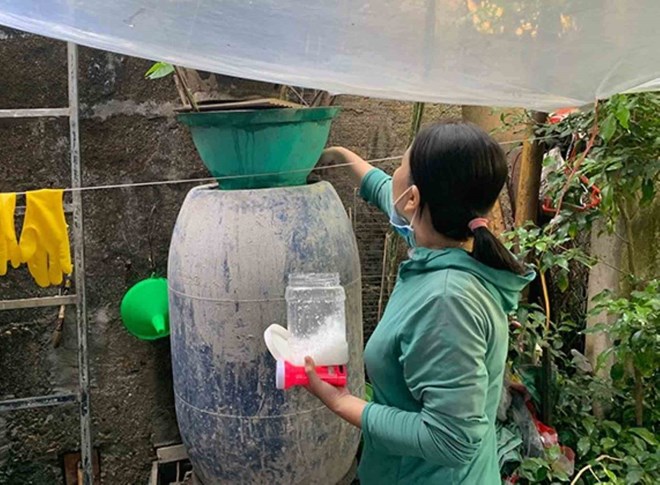 Instruct people to handle larvae/larvae to prevent dengue fever. Photo: Nguyen Minh Viet.