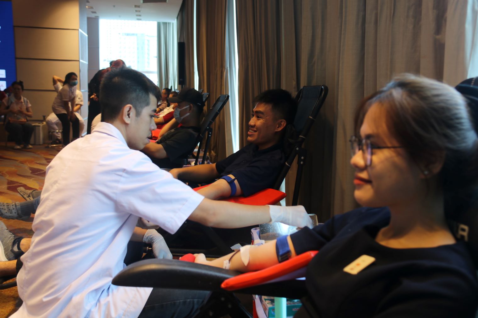 Nhân viên các khách sạn lớn tại Khánh Hòa tham gia hiến máu tình nguyện. Ảnh: Phương Linh