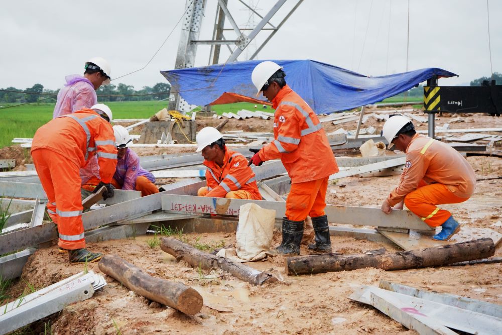 According to officials and workers of the electricity industry working here, in order to speed up the progress and meet the proposed plan, in recent days, the brothers have always diligently stuck to the construction site despite the adverse weather. . Photo: Quach Du