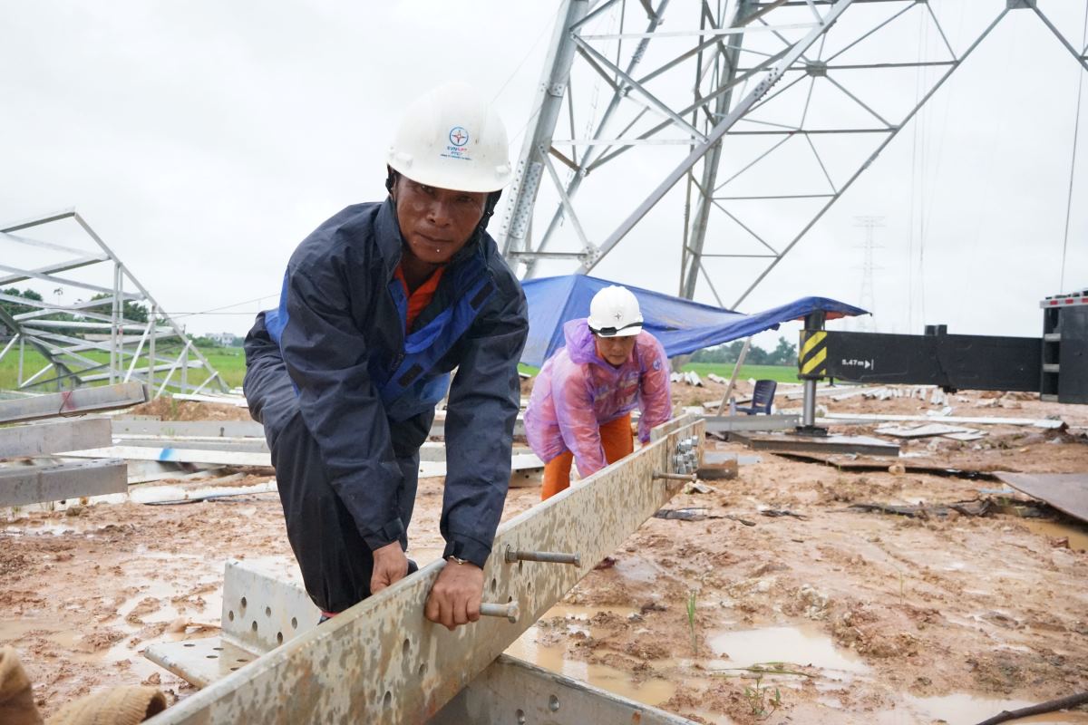 “Hiện nay, anh em trong tổ đang thực hiện thi công tại vị trí cột số 173, những ngày qua mặc dù thời tiết có mưa liên tục nhưng anh em vẫn bám trụ thi công tại công trường. Trừ trường hợp mưa quá to thì anh em trên cao mới phải xuống đất, còn mưa nhỏ, đảm bảo an toàn thì vẫn tiến hành thi công như bình thường” - anh Sáng chia sẻ. Ảnh: Quách Du