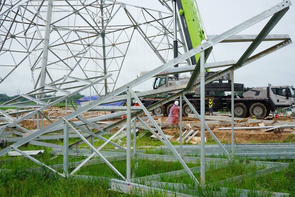 Equipment and machinery are scattered on the construction site at the foundation of column No. 173. Photo: Quach Du