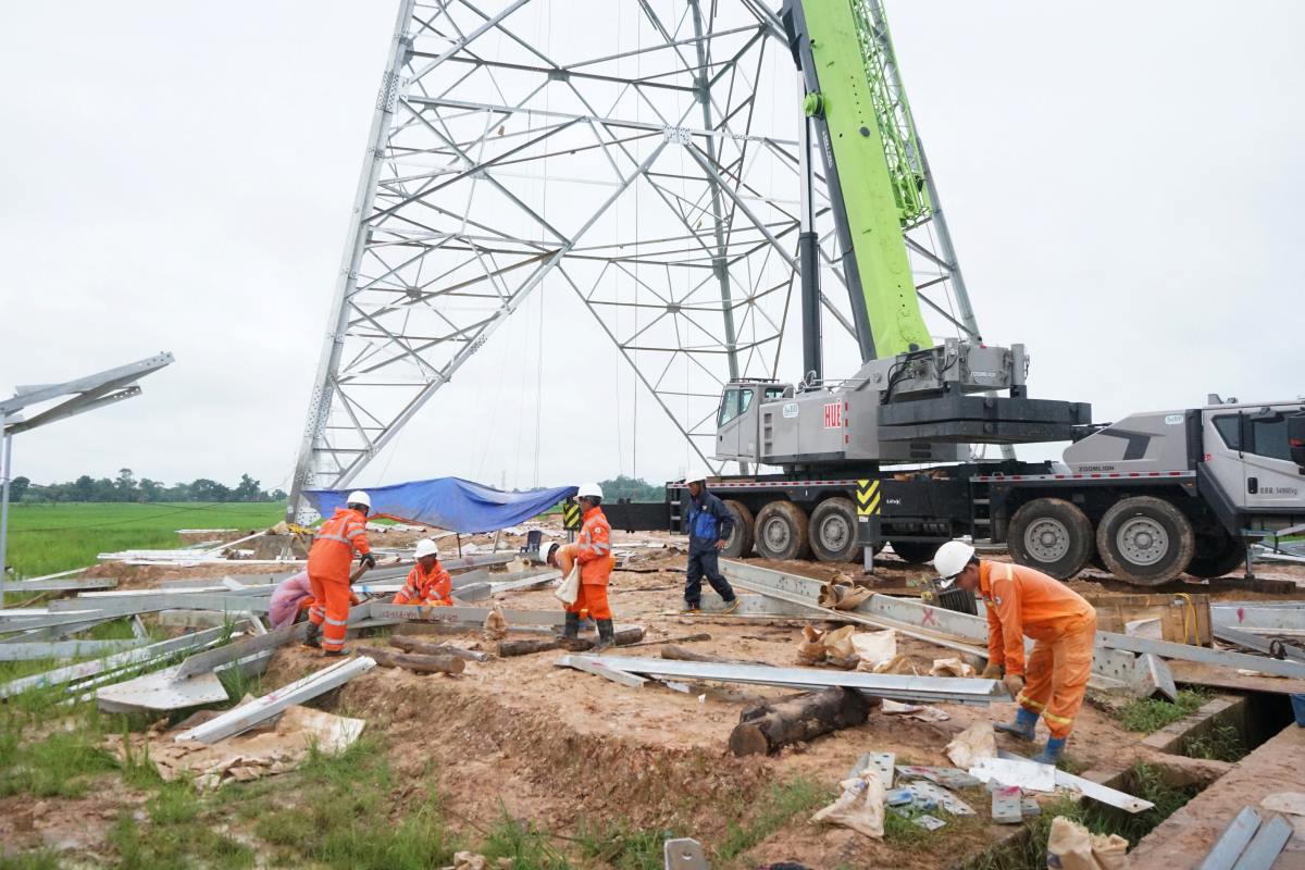 Những ngày qua, thời tiết tại tỉnh Thanh Hóa có mưa liện tục, tuy nhiên, bất chấp thời tiết mưa, các cán bộ, công nhân ngành điện vẫn tiến hành thi công các hạng mục của đường dây 500kV mạch 3. Ảnh: Quách Du