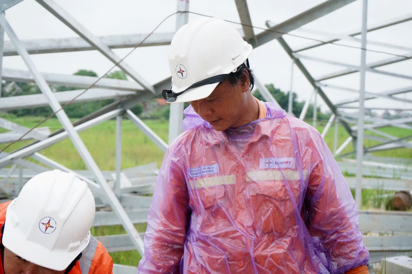 Despite the heavy workload and construction in unfavorable weather, the officers and workers of the electricity industry still showed optimism, working in the spirit of "Overcoming sun and rain - construction in 3 shifts and 4 crews". . Photo: Quach Du