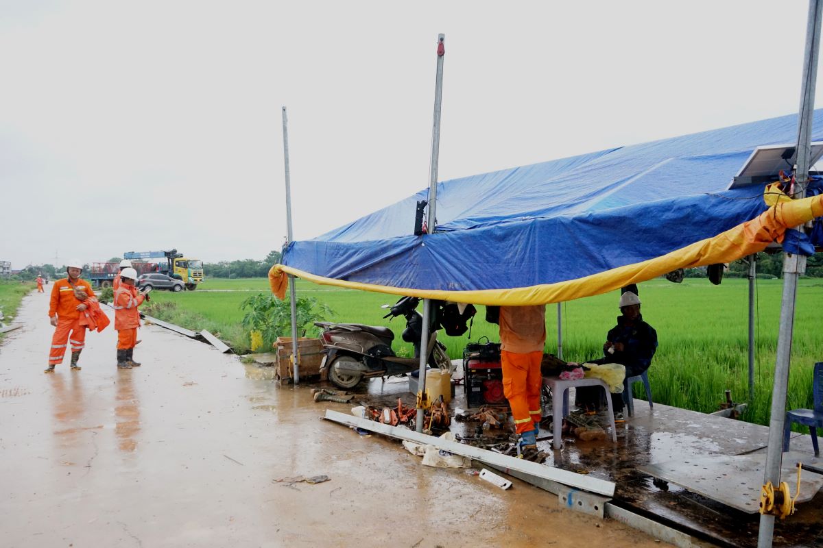 The temporary shack was erected at the foundation of column No. 173, so that engineers and electricity workers could avoid sun and rain during the construction process. Photo: Quach Du