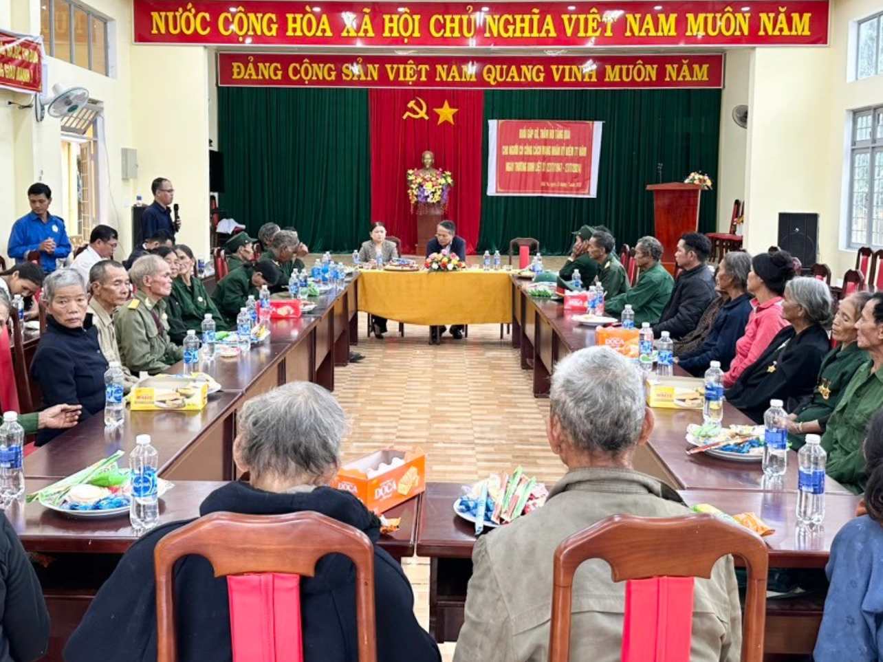 The People's Committee of Tu Mo Rong district (Kon Tum) organized a meeting and presented gifts to policy beneficiaries on the occasion of the 77th anniversary of War Invalids and Martyrs' Day. Photo: Huyen Nga