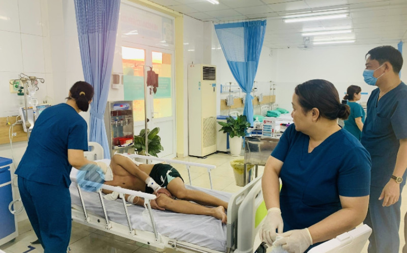 A patient at risk of bladder rupture was promptly treated at the Emergency Unit - Hospital 199 of the Ministry of Public Security. Photo: Han River