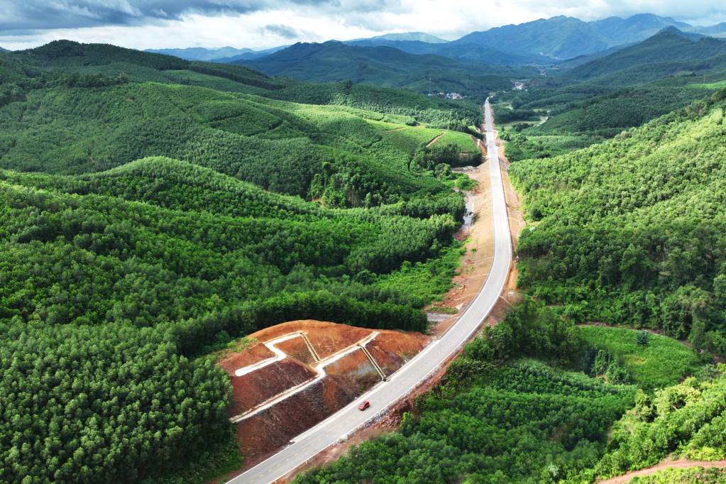 A section of road 342 connects Quang Ninh - Lang Son through the forests in Ba Che district, Quang Ninh province. Photo: Do ​​Phuong