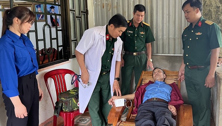 The working group provides free health checks for policy beneficiaries. Photo: Hong Tham