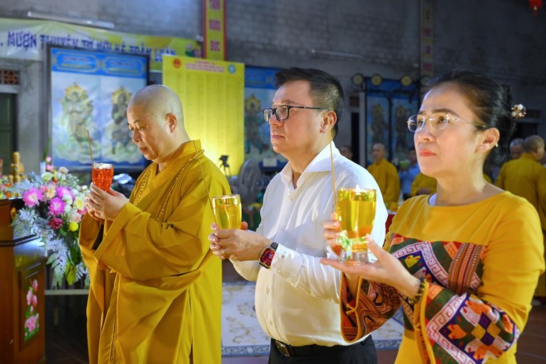 The Vietnam Journalists Association coordinated to organize a Requiem Ceremony to pay tribute to journalist heroes and martyrs who are worshiped at Au Lac Pagoda (Da Pagoda, Hung Loc Commune, Vinh City), Nghe An. Photo: Hai Dang