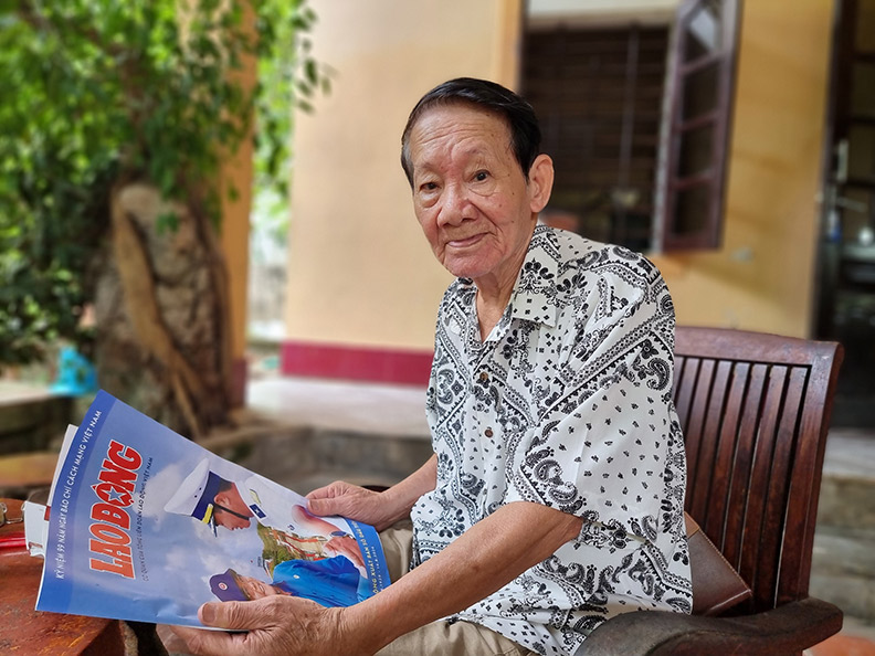 Journalist Van Hien, former Deputy Editor-in-Chief of Nghe An newspaper, who collected documents about the life and career of journalist Le Ai My. Photo: Quang Dai