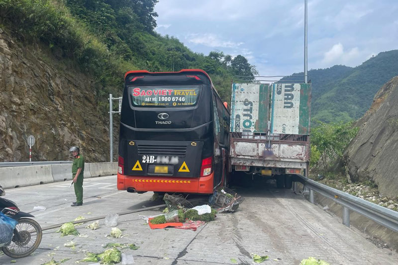 Hiện trường vụ tai nạn tại trạm thu phí cầu Móng Sến (Sa Pa, Lào Cai). Ảnh: Người dân cung cấp