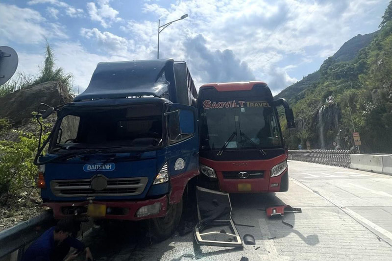 Vụ va chạm giữa 2 xe ôtô và xe máy tại trạm thu phí Sa Pa. Ảnh: Người dân cung cấp