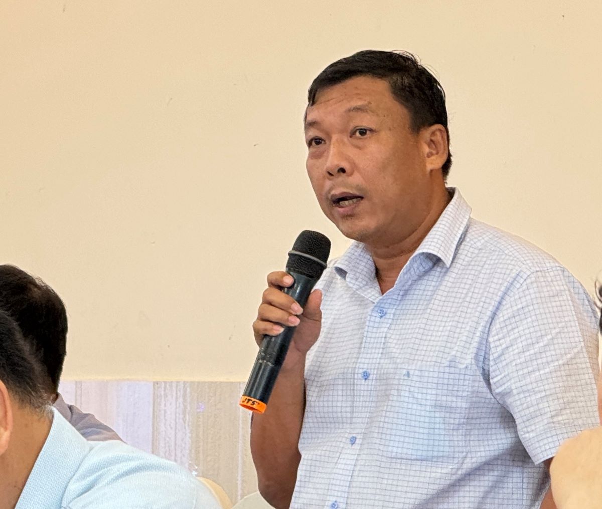 Mr. Huynh Ngoc Thanh - Deputy Director of the Department of Transport of Binh Thuan province provided information about the Phan Thiet airport project on the afternoon of July 23. Photo: Duy Tuan