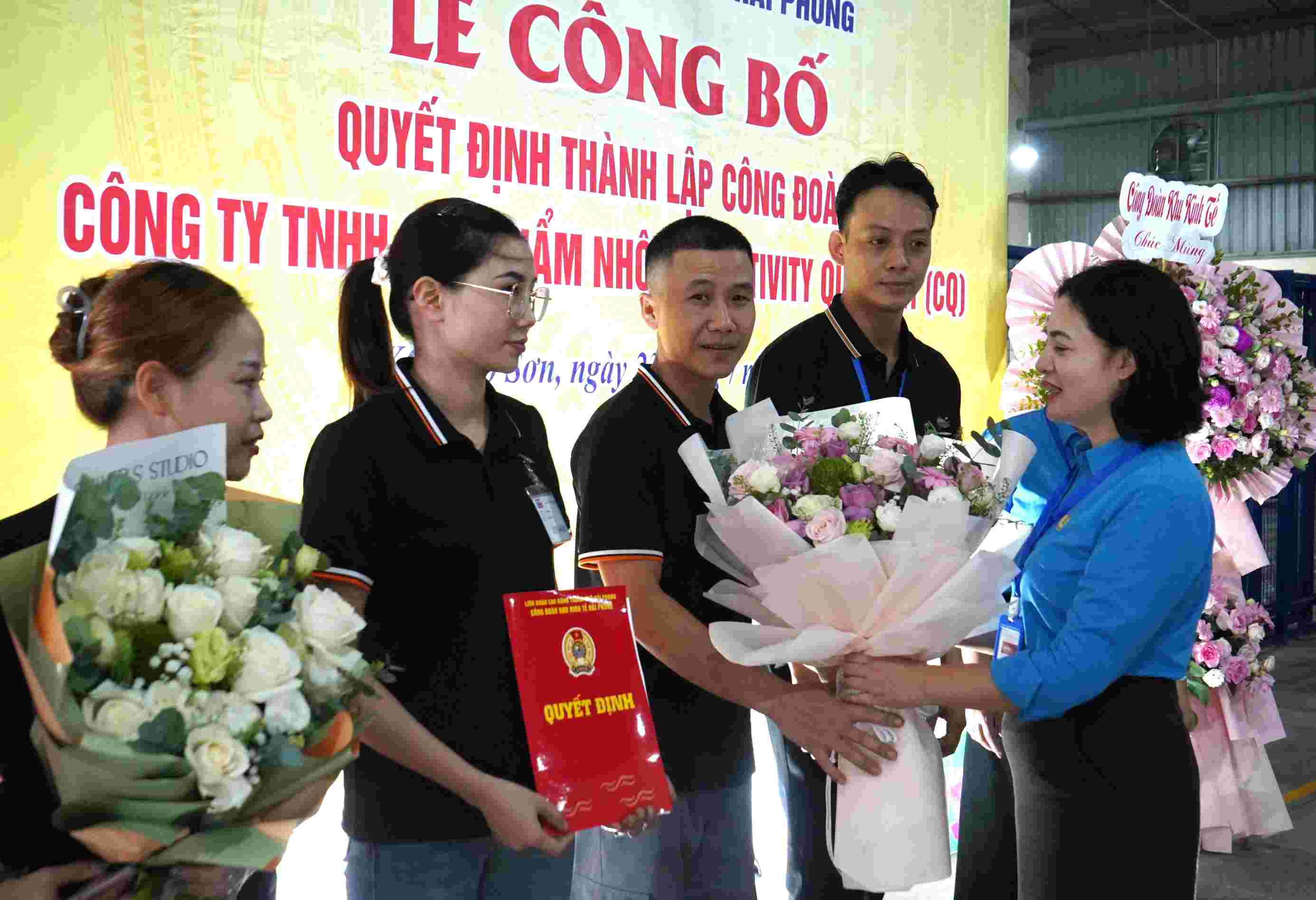 Đại diện lãnh đạo Liên đoàn Lao động TP Hải Phòng tặng hoa chúc mừng Ban chấp hành công đoàn cơ sở. Ảnh: Mai Dung