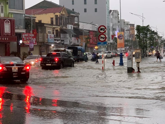 Tourists should pay attention to updating weather information and prepare promptly for flooding in urban areas. Photo: Quang Dai