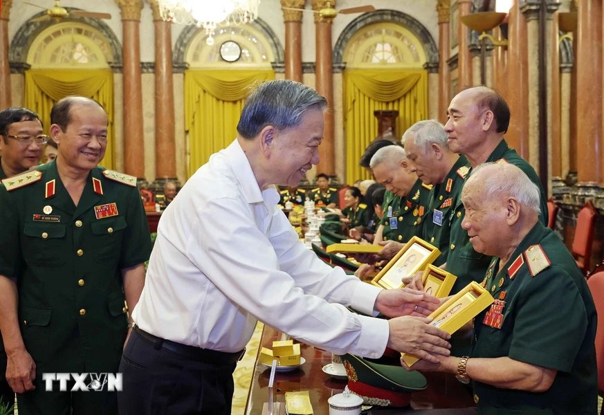 Chủ tịch nước Tô Lâm tặng ảnh Chủ tịch Hồ Chí Minh cho Thiếu tướng Võ Sở, 96 tuổi, Trưởng ban Ban Liên lạc truyền thống cựu chiến binh Đại đoàn 305 Dù - Đặc công. Ảnh: Nhan Sáng/TTXVN 