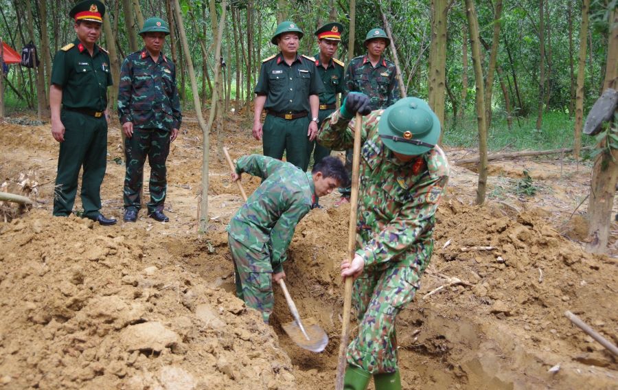 Lãnh đạo Bộ Chỉ huy Quân sự tỉnh Quảng Trị kiểm tra thực địa việc tìm kiếm, quy tập hài cốt liệt sĩ ở làng Câu Nhi. Ảnh: Xuân Diện.