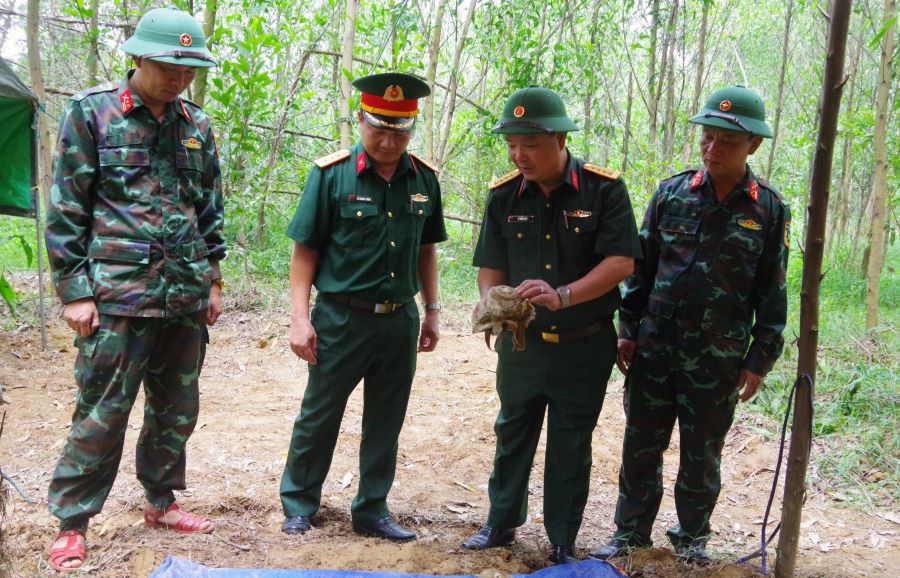 Hài cốt liệt sĩ được tìm thấy cùng một số di vật. Ảnh: Xuân Diện.