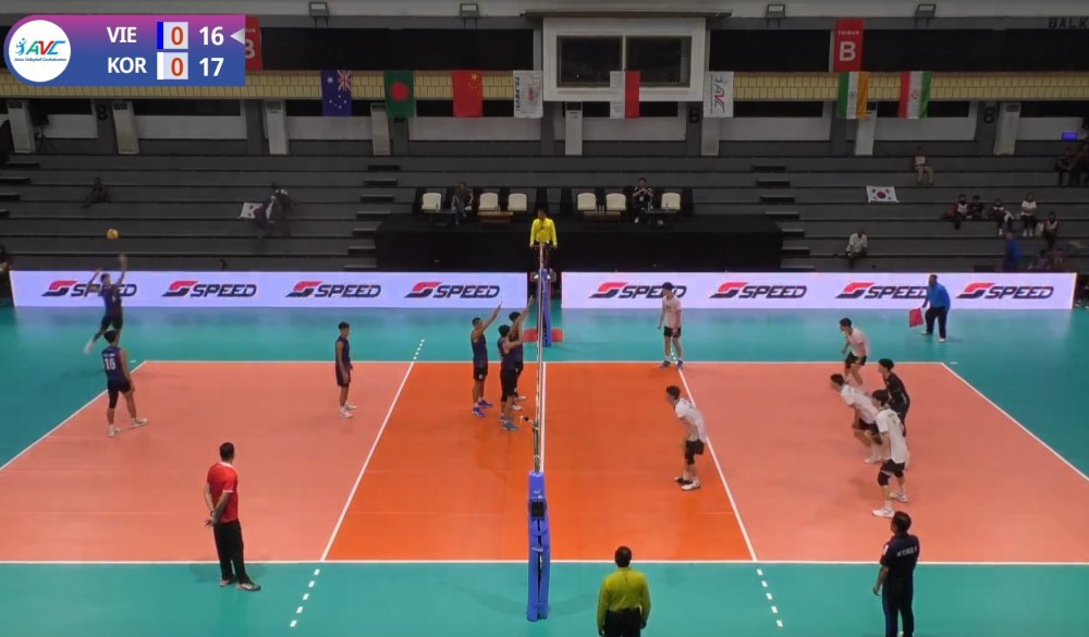 The U20 Vietnam volleyball team is chasing the U20 Korea. Photo: Cut from video