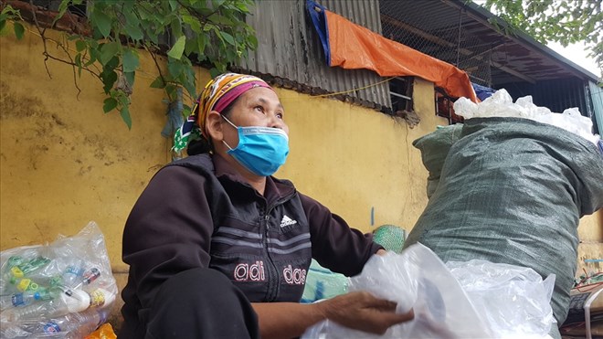 Nhiều người cao tuổi không có bất kỳ chế độ nào mong được nhận trợ cấp hưu trí xã hội. Ảnh: Lương Hạnh 
