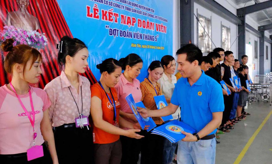 569 công nhân lao động của Công ty TNHH Sản xuất Giày Chung Jye Tuyên Quang được kết nạp vào công đoàn cơ sở cuối tháng 5.2024. Ảnh: Văn Tùng