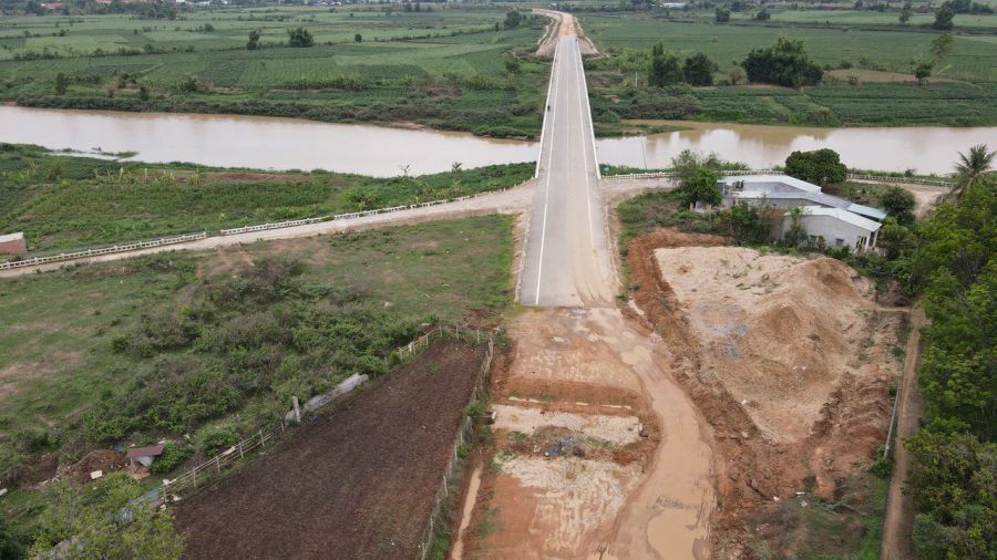 Dự án cầu số 3 đã hoàn thiện nhưng chưa có mặt bằng “sạch” để làm đường dẫn lên cầu. Ảnh: THANH TUẤN