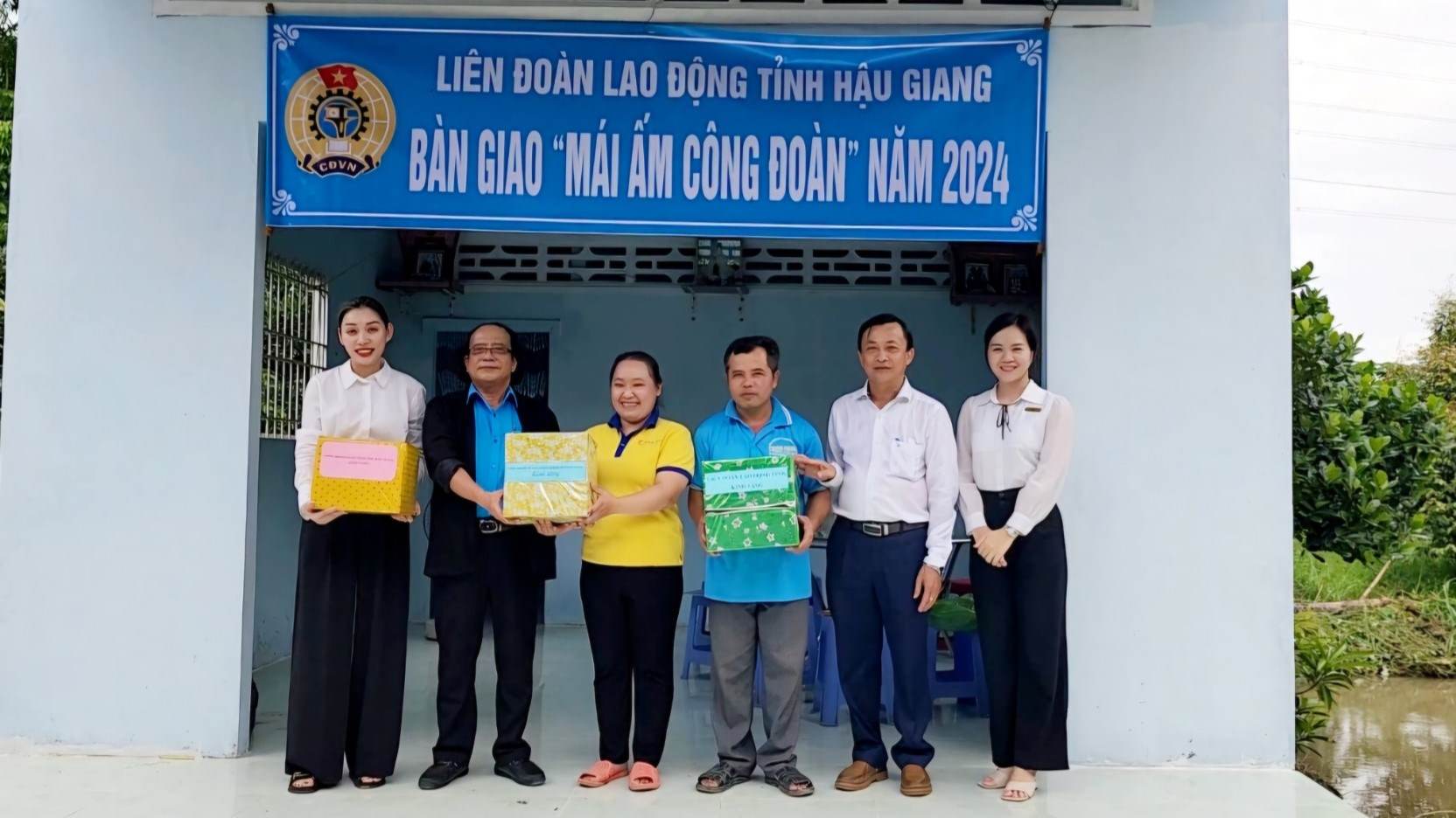 Chủ tịch LĐLĐ tỉnh Hậu Giang Lê Công Khanh (thứ 2, phải sang) .Ảnh: LĐLĐ tỉnh Hậu Giang