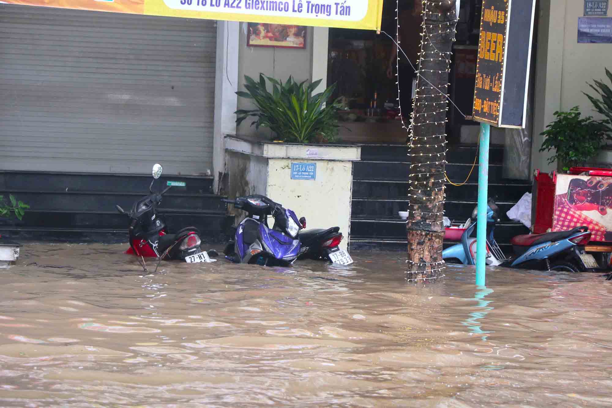 An Khanh commune authorities said that they have operated all pumps and drainage canals at full capacity, focusing on drainage for the area. Photo: Huu Chanh