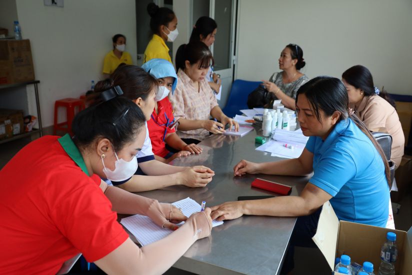 Người lao động được hưởng các khoản phụ cấp, trợ cấp như cho công nhân có tay nghề, trợ cấp sinh hoạt, nuôi con nhỏ... Ảnh: Nguyên Anh