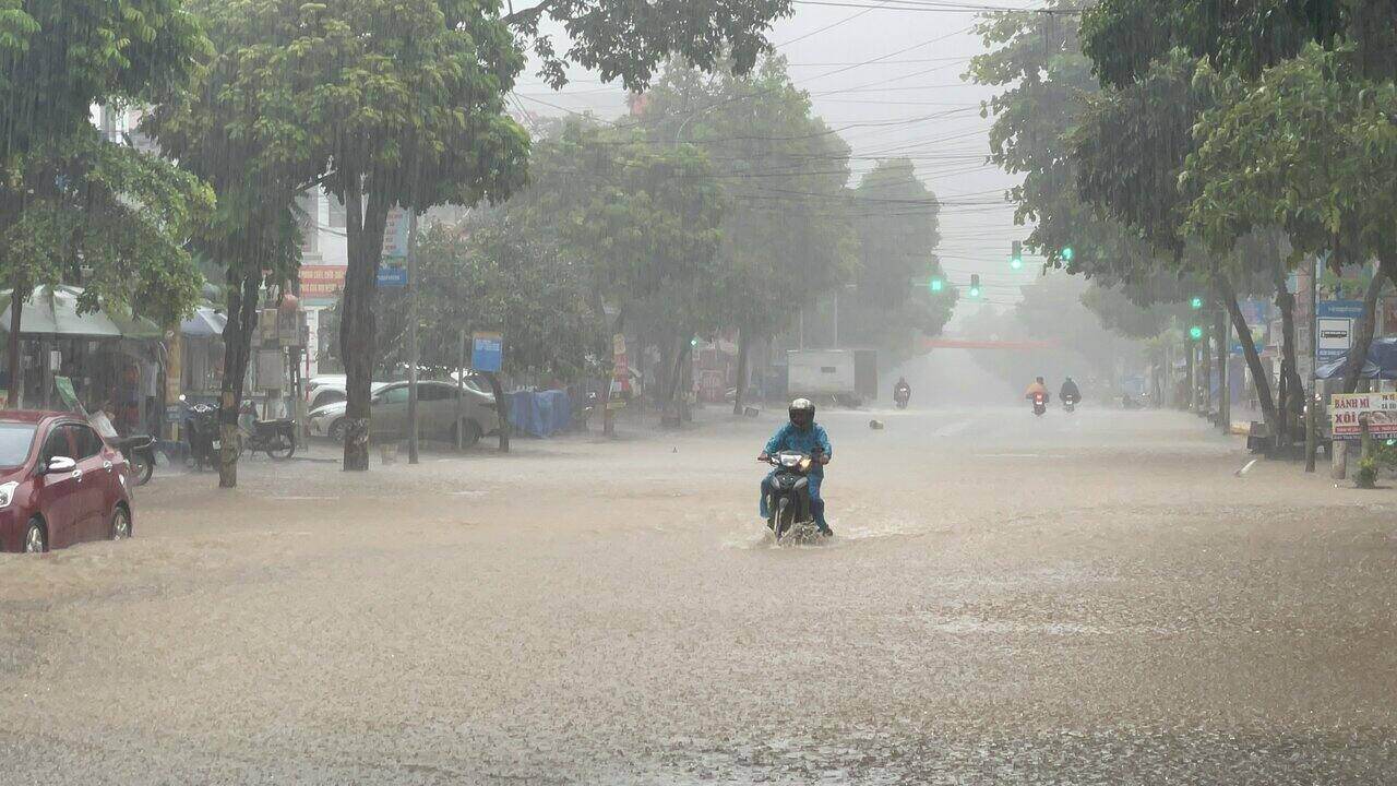 Mưa lớn gây ngập một số tuyến đường nội thị ở TP Sơn La. Ảnh: Văn Ngọc