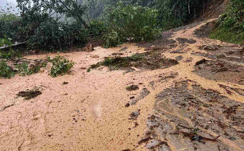 Sạt lở trên nhiều tuyến Quốc lộ ở Sơn La do mưa lớn. Ảnh: Người dân cung cấp