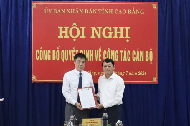 New Deputy Director of Cao Bang Province Department of Natural Resources and Environment Nguyen Thanh Hai (left) received the appointment decision. Photo: Dieu Linh.