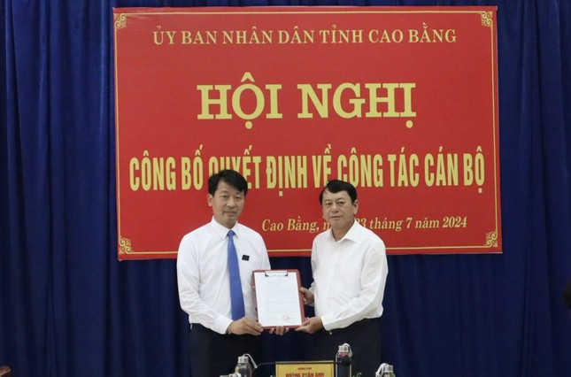 Ông Nguyễn Mạnh Hùng (bên trái) nhận quyết định bổ nhiệm. Ảnh: Diệu Linh