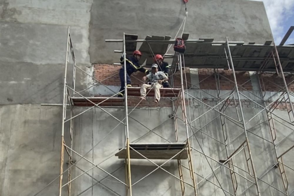 The victim was stuck on the scaffolding with a leg injury. Photo: Fire Prevention and Rescue Police Department