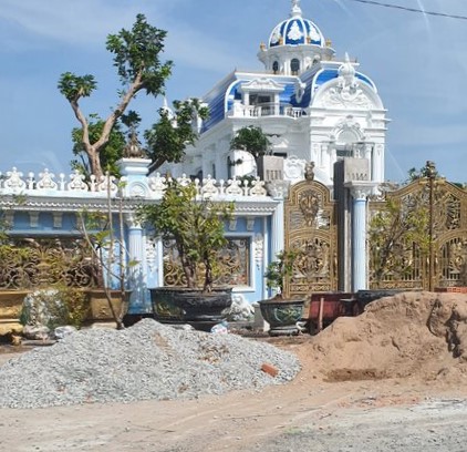 The villa's fence was said to be the most beautiful in Ca Mau province. While the fence was being built, the violating item had to be demolished but has now been completed. Photo: Nhat Ho