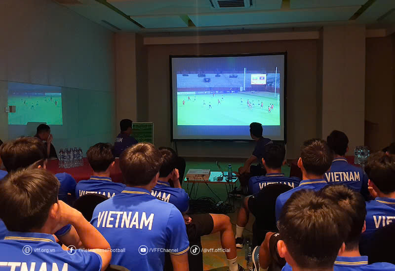 U19 Vietnam meets and watches technical tape before the match against U19 Laos. Photo: VFF