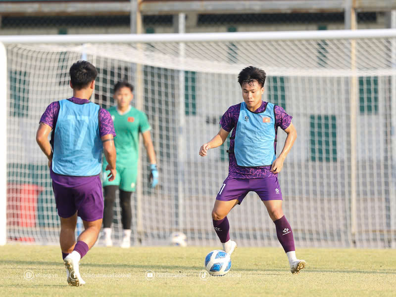 U19 Việt Nam hướng đến chiến thắng trước U19 Lào. Ảnh: VFF