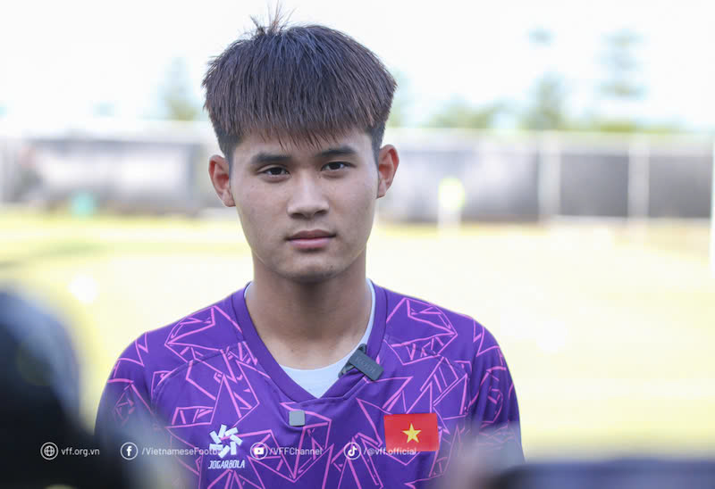 Le Dinh Long Vu responded to the press conference before the training session of U19 Vietnam. Photo: VFF