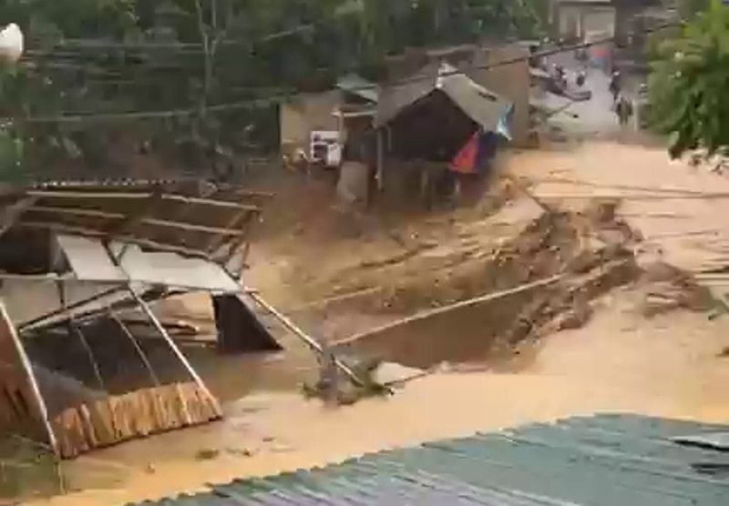 The flash flood at noon on July 23 swept away two temporary tents of people in Thanh Son commune, Quan Hoa district. Photo: Cut from clip